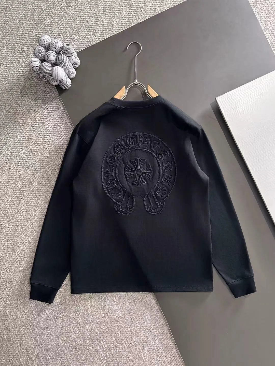 P270 Chrome Hearts* (exclusive quality in the market) hot style 2꯭0꯭2꯭5 autumn style long T new version Original ⌚️ high version Chrome Hearts The fabric is made of 380g high-density pure cotton custom fabric. It does not deform or shrink. The three-dimensional drape is amazing. Process introduction: The front and back panels are made of Behringer stacked show thousands of needle embroidery. Color: black SIZE: S-XXL